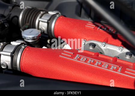 Giornate della NATO, Ostrava Mosnov, 19 settembre 2026: Dettaglio del motore a combustione Ferrari che mostra ingegneria automobilistica ad alte prestazioni e componenti meccanici Foto Stock