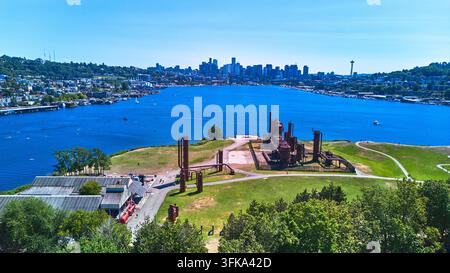 Vista aerea del Gas Works Park a Seattle con lo skyline della città e il Lago Union nella luminosa luce estiva. Il lungomare, le strutture storiche del parco e doN Foto Stock