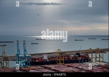 Nave portacontainer e gru portuali nel porto di Barcellona Foto Stock