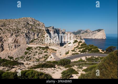 Strada costiera tortuosa attraverso il paesaggio roccioso di Cap Formentor a Maiorca Foto Stock