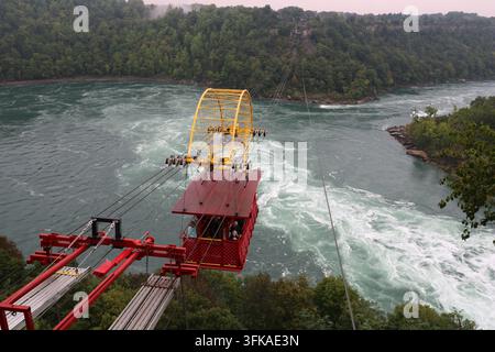 Il teleferico Whirlpool Aero Car trasporta i visitatori sopra le rapide del Whirlpool sul fiume Niagara, Ontario, Canada. Foto Stock
