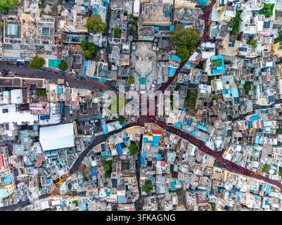 Vista aerea della fitta trama urbana di Udaipur con tetti tradizionali, strade strette e tortuose e architettura storica a Udaipur, Rajasthan Foto Stock