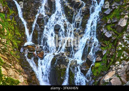 Cascata di Myrtle Falls che scende su rocce muschiose nel Parco nazionale del Monte Rainier Foto Stock