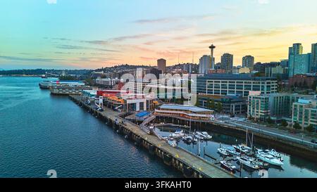 Veduta aerea dello skyline di Seattle, Space Needle, porticciolo al tramonto dorato Foto Stock