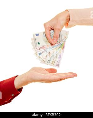 Una donna dà a un uomo molti soldi sotto forma di banconote in euro Foto Stock
