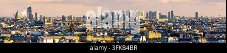 Vista panoramica scenografica dello skyline della città di Parigi con edifici storici e grattacieli moderni al tramonto, Francia Foto Stock