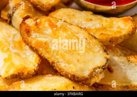 Spiedini di patate fritte fatti in casa con ketchup da intingere Foto Stock