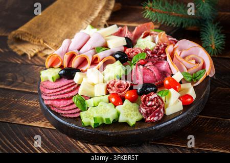 Tavola tradizionale di snack natalizi con salumi e formaggi Foto Stock
