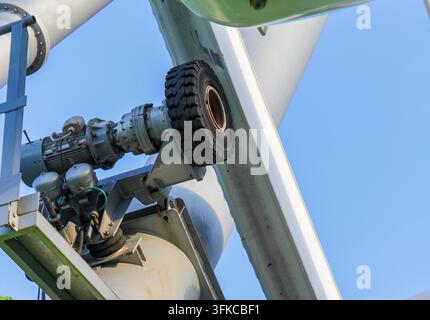 Meccanismo di ruota in gomma e motore di azionamento su una grande struttura di attrazione Foto Stock