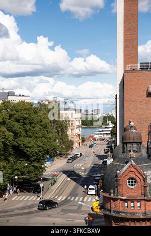 HELSINKI, FINLANDIA - 19 AGOSTO 2026: Una vista verticale ad angolo alto di via Satamakatu a Katajanokka, vista da Katajanokan Laituri Foto Stock