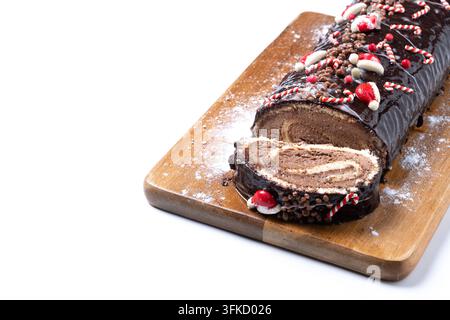 Torta a spirale al cioccolato natalizio isolata su sfondo bianco Foto Stock