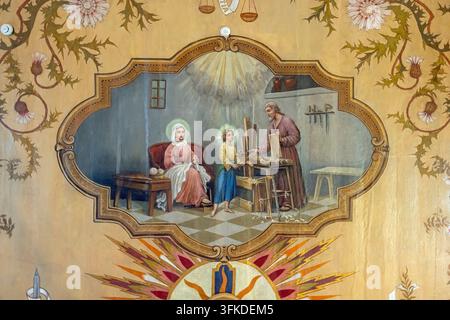 Interno della chiesa parrocchiale di San Giacomo il Maggiore e Santa Caterina d'Alessandria nel villaggio di Raciechowice. Voivodato della Piccola Polonia in Polonia. È i Foto Stock