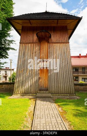 Campanile della chiesa parrocchiale di San Giacomo il Maggiore e Santa Caterina d'Alessandria nel villaggio di Raciechowice. Voivodato della Piccola Polonia in Polonia Foto Stock