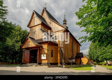 Esterno della chiesa parrocchiale di San Giacomo il Maggiore e di Santa Caterina d'Alessandria nel villaggio di Raciechowice. Voivodato della Piccola Polonia in Polonia. È i Foto Stock