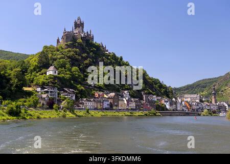 Vista lungo il fiume Mosella con il castello di Cochem sopra la città vecchia, Cochem, Renania-Palatinato, Germania, Europa Foto Stock