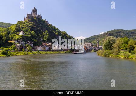 Vista lungo il fiume Mosella con il castello di Cochem sopra la città vecchia, Cochem, Renania-Palatinato, Germania, Europa Foto Stock