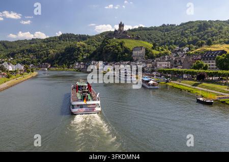 Vista lungo il fiume Mosella con il castello di Cochem sopra la città vecchia, Cochem, Renania-Palatinato, Germania, Europa Foto Stock