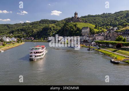 Vista lungo il fiume Mosella con il castello di Cochem sopra la città vecchia, Cochem, Renania-Palatinato, Germania, Europa Foto Stock