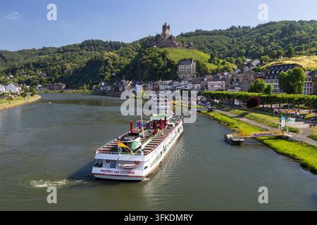 Vista lungo il fiume Mosella con il castello di Cochem sopra la città vecchia, Cochem, Renania-Palatinato, Germania, Europa Foto Stock