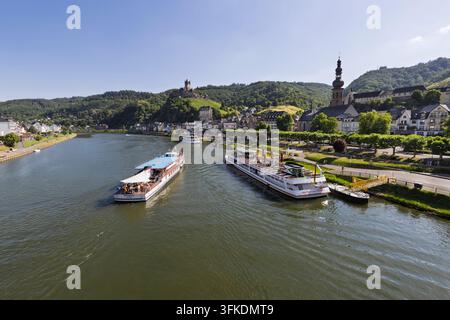Vista lungo il fiume Mosella con il castello di Cochem sopra la città vecchia, Cochem, Renania-Palatinato, Germania, Europa Foto Stock