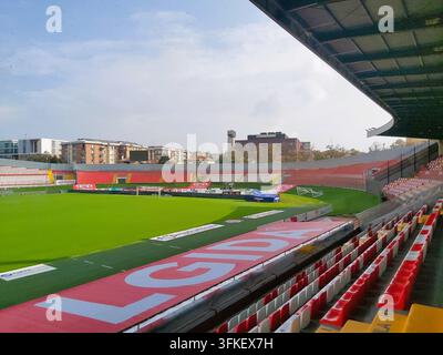 Una vista dello Stadio Danilo Martelli a Mantova, che mostra il campo da calcio, le tribune rosse e bianche e le moderne strutture sportive. Foto Stock