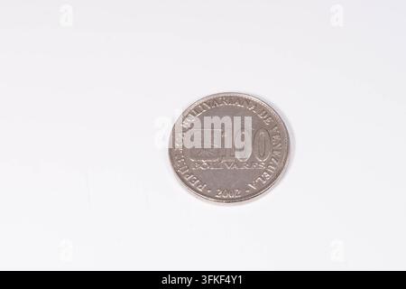 Vista macro di una moneta venezuelana da 100 bolívar che mostra dettagli storici della valuta e del design finanziario. Foto Stock