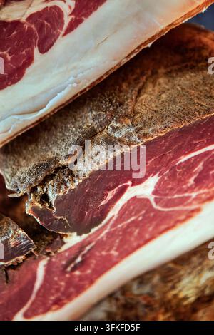 Prima vista di prosciutto di Bayonne affumicato a fette Foto Stock