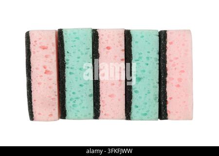 Lavoro domestico. Spugne da cucina multicolori isolate su sfondo bianco. Accessori per la pulizia. Foto Stock