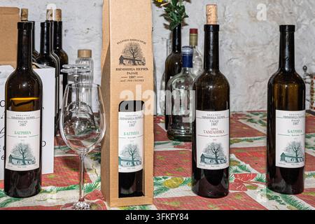 Vini Pimnica Perić, con Bagrina & Tamjanika, esposti in una cantina rustica a Rajac, Rajacke pivnice, Serbia Foto Stock