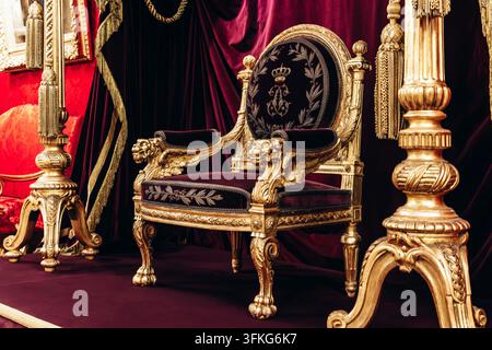 Monaco, Monaco - 4 aprile 2026: Primo piano del trono dorato nella sala del trono del Palazzo Principale di Monaco, rivestito in velluto cremisi con Foto Stock