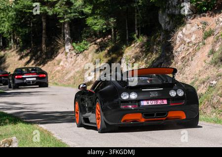 Munster, Francia - Bugatti Veyron 16.4 Grand Sport Vitesse WRC nero e arancione, rifinito in fibra di carbonio nera e Arancia Mira, in corsa su una strada. Foto Stock