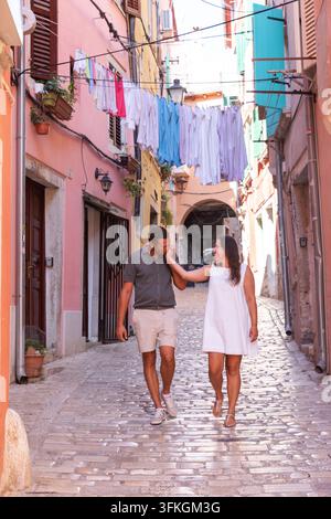 Coppia giovane che cammina per le strade del centro storico Foto Stock