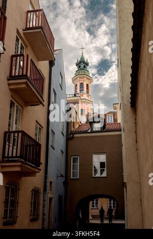Torre dell'orologio del Castello Reale incorniciata tra stretti edifici residenziali nella vecchia città di Varsavia. Foto Stock