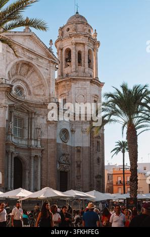 L'architettura barocca del campanile della Cattedrale di Cadice che si affaccia sui tavoli della Plaza de la Catedral a Cadice, Spagna Foto Stock