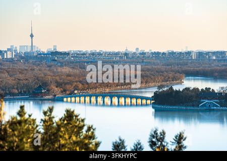Paesaggio del Palazzo d'Estate a Pechino, riflesso del Ponte con Diciassette Archi Foto Stock