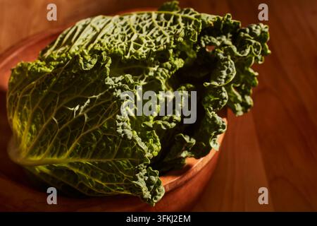 Una testa intera di cavolo di Savoia Foto Stock