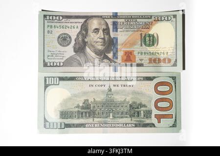Faccia e retro di una banconota da cento dollari statunitensi su sfondo bianco Foto Stock
