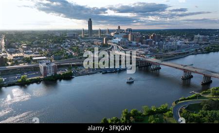 Auto sul ponte commemorativo Dunn che attraversa il fiume Hudson ad Albany, New York. Ora del tramonto in estate. Ripresa aerea ampia. Skyline della città di Albany nel centro. Mult Foto Stock