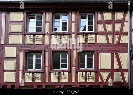 Colmar, Francia - 6 settembre 2026: Antiche case a graticcio colorate a Colmar, Francia Foto Stock