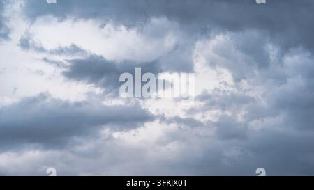 Asset di progettazione per sfondo di cielo nuvoloso scuro grigio e tempestoso Foto Stock