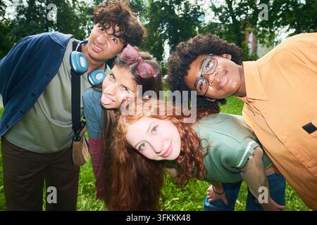 Ritratto di adolescenti multirazziali diversificati che si divertono all'aperto nel parco Foto Stock