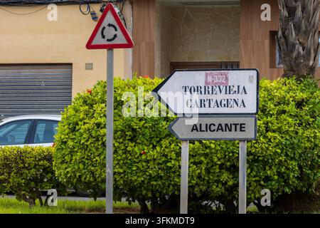 Segni stradali che indicano Alicante, Torrevieja e Cartagena Foto Stock