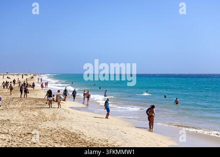 Turisti che si rilassano sulla spiaggia di sabbia bianca, Morro Jable, Fuerteventura, Isole Canarie, Spagna, Europa. Foto Stock