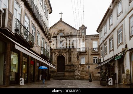 Braga Portogallo. Strada storica portoghese in una giornata di pioggia. Foto Stock