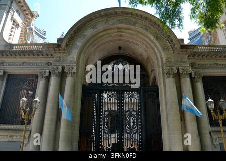 Grandioso ingresso in stile Beaux-Arts del Palacio San Martin a Buenos Aires con cancelli in ferro decorati, colonne in pietra e bandiere argentine. Foto Stock