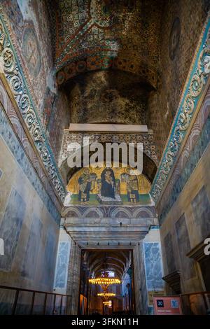 Istanbul, Turchia – 28 agosto 2026: Interno di architettura bizantina con affreschi e mosaici intricati che raffigurano figure religiose in un edificio storico Foto Stock