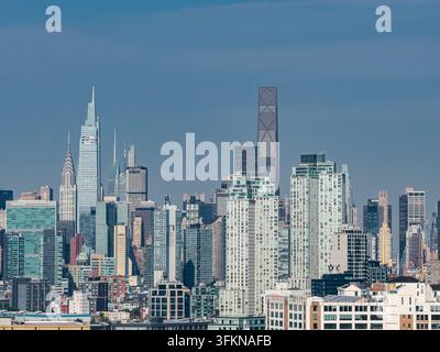 Ripresa aerea di grattacieli a Midtown Manhattan a New York, che presentano il Chrysler Building, One Vanderbilt, torri residenziali e uffici aziendali Foto Stock