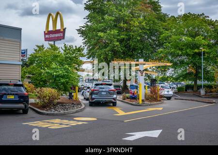 Le persone ordinano da McDonalds al drive-through. Foto Stock