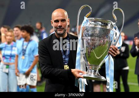 Foto d’archivio datata 10-06-2023 del manager del Manchester City Pep Guardiola con il trofeo della UEFA Champions League. Il Manchester City è stato dichiarato colpevole su praticamente tutti i capi di accusa per violazione delle regole finanziarie della Premier League, secondo i resoconti. Data di pubblicazione: martedì 4 marzo 2025. Foto Stock