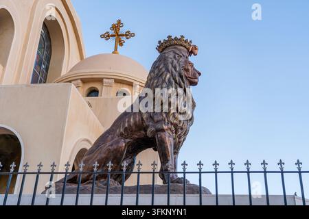 La statua del leone nella Cattedrale Celeste della Chiesa Ortodossa Cotta a Sharm el Sheikh, Egitto, primo piano Foto Stock